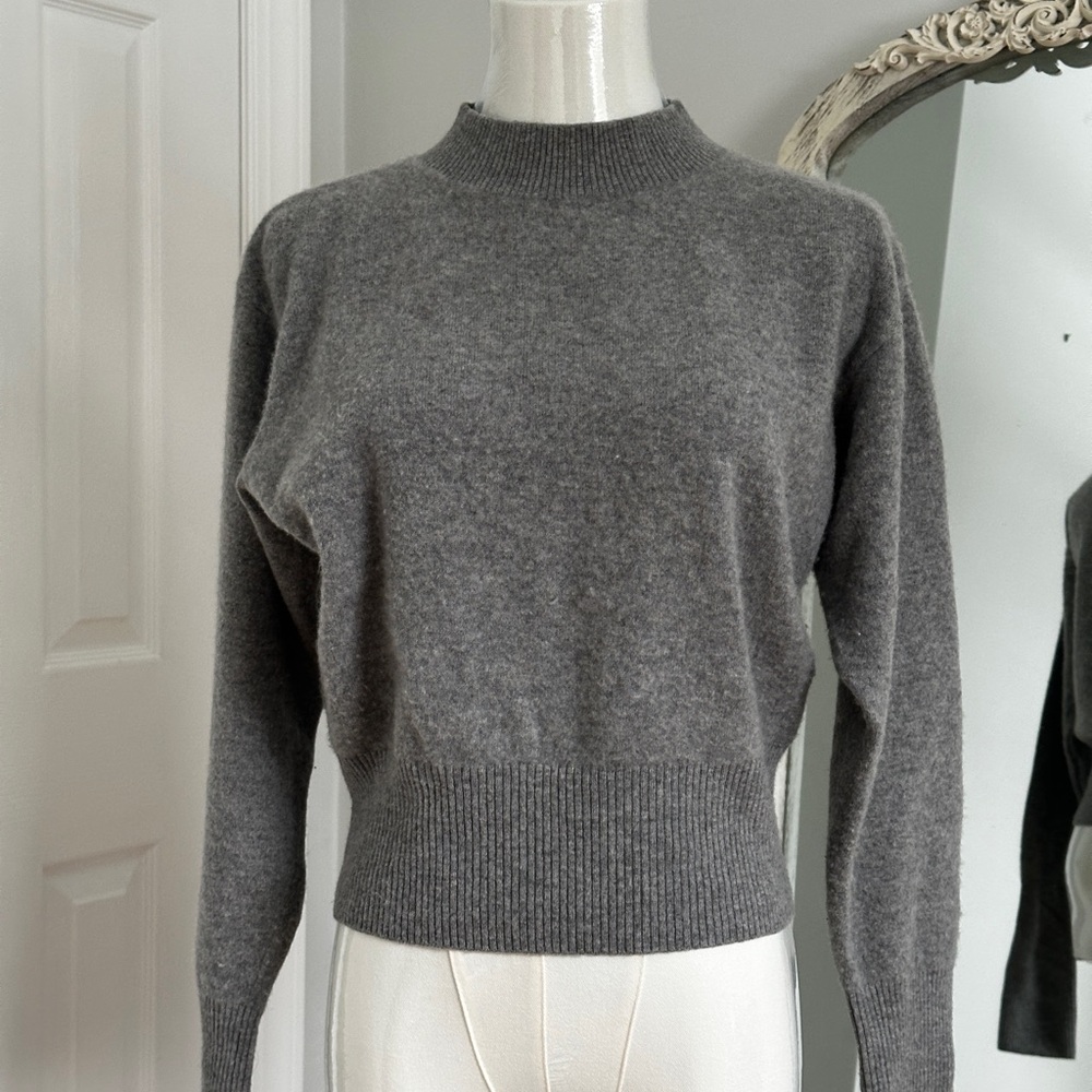 Grey 100% cashmere crewneck sweater